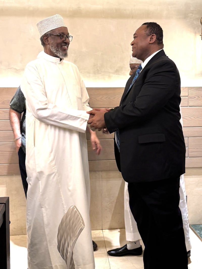 Frère Thierry K. Mutombo salue Abdullahi Abdi à Nairobi, au Kenya, le 27 juin 2026, lors d'un dîner organisé par le NAMLEF.