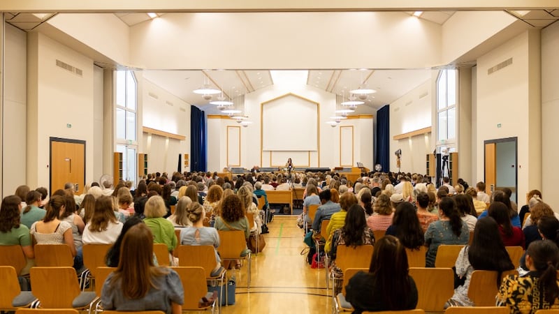 Des femmes se rassemblent pour une réunion spirituelle avec sœur Kristin M. Yee à Offenbach (Allemagne), le 29 août 2026.