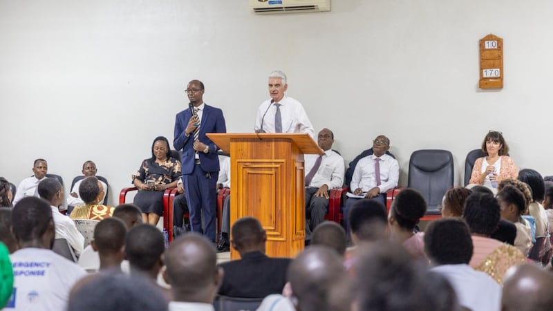 Frère Gérald Caussé s'adresse aux membres depuis un pupitre lors de sa visite à Bujumbura, au Burundi, le 21 octobre 2026.