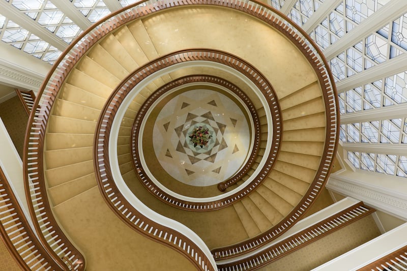 Un escalier à l'intérieur du temple de San Diego, en Californie.