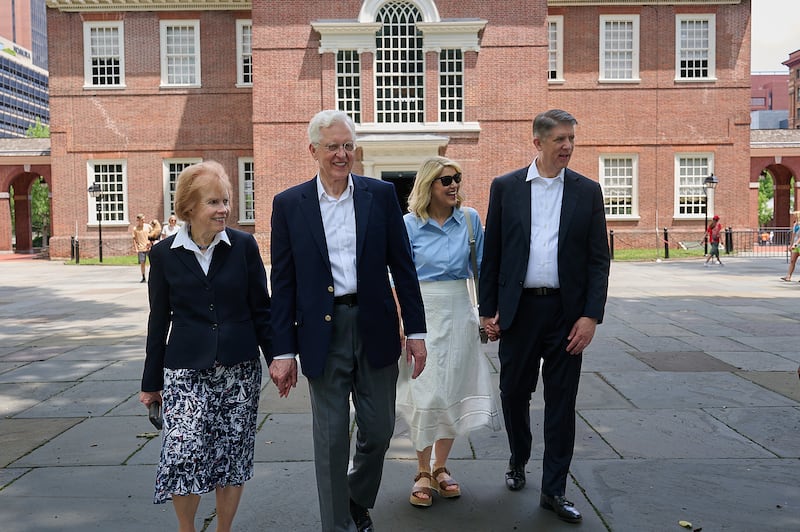 Le président D. Todd Christofferson, deuxième conseiller dans la Première Présidence, et son épouse, sœur Kathy Christofferson, ainsi que frère Matthew S. Holland, Autorité générale soixante-dix, et son épouse, sœur Paige Holland, visitent des sites historiques à Philadelphie, en Pennsylvanie.