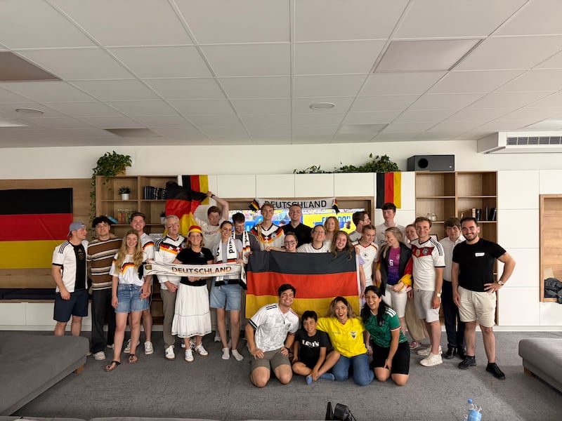 De jeunes adultes se réunissent à l'institut de religion de Francfort, à Francfort (Allemagne), pour regarder l'Allemagne jouer à la Coupe du monde en juin 2026.