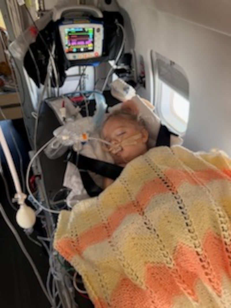 Estelle Santiago, alors âgée de 3 ans, dans le coma, lors d’un vol médicalisé en provenance d’Uruguay en janvier 2026.