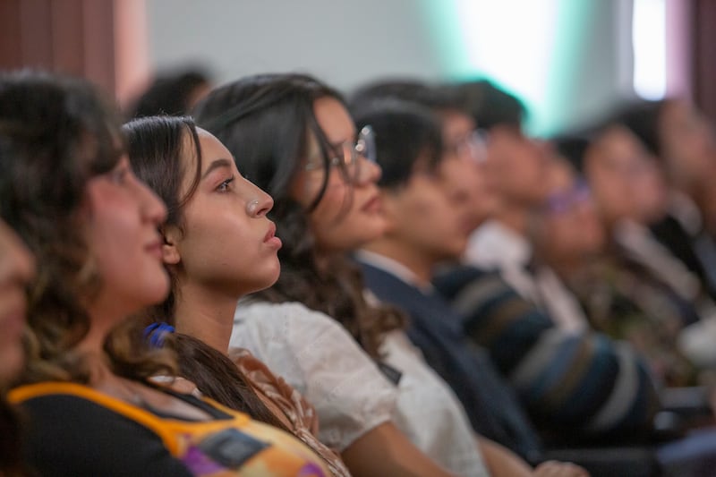 Des jeunes filles écoutent un message de frère Ulisses Soares, du Collège des douze apôtres, lors d'une réunion spirituelle à Mexico (Mexique), le 28 août 2026.