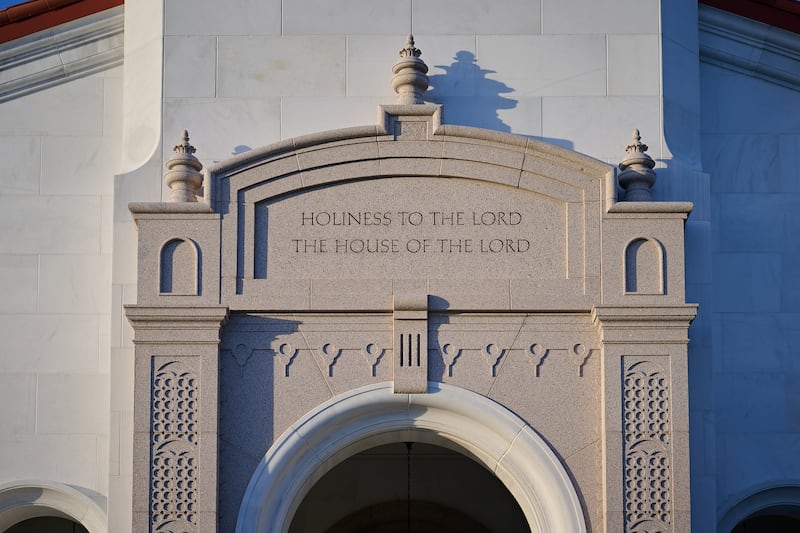 "Sainteté au Seigneur : La maison du Seigneur" est inscrit au-dessus de l'entrée du temple de Yorba Linda, en Californie.