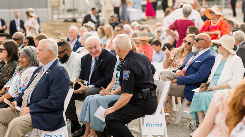 Des Saints des Derniers Jours et d'autres membres de la communauté discutent avant la cérémonie d'ouverture du chantier du temple de Tulsa (Oklahoma), le samedi 22 août 2026, à Tulsa (Oklahoma).