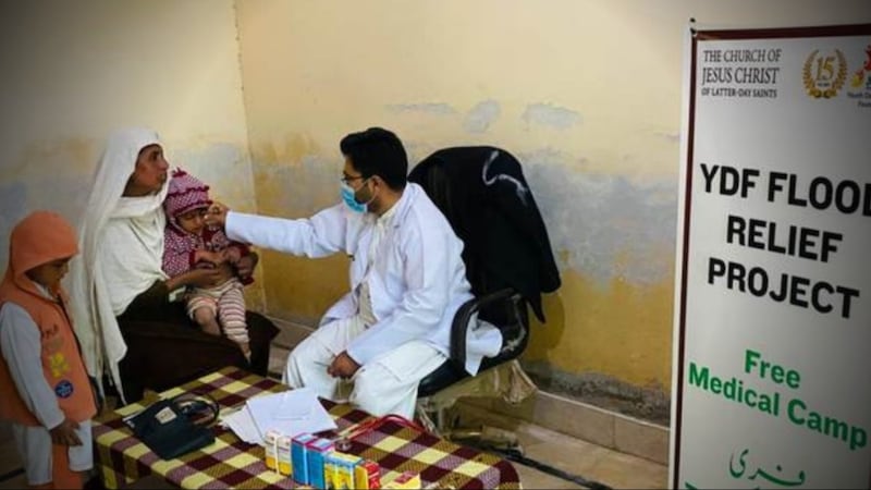 Des installations de camps médicaux — financées grâce aux fonds donnés par l’Église de Jésus-Christ des Saints des Derniers Jours — sont mises à la disposition des familles touchées par les inondations dans le sud du Pendjab, au Pakistan, de fin 2025 à début 2026, afin d'aider au rétablissement face aux maladies transmises par l’eau.