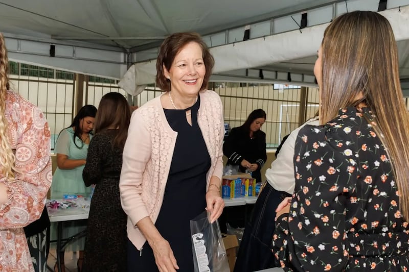 La présidente générale de la Primaire, Susan H. Porter, à gauche, parle avec des femmes lors d'une activité de service à Curitiba, au Brésil, le samedi 6 juin 2026.