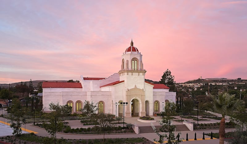 Le temple de Yorba Linda, en Californie, au crepuscule.