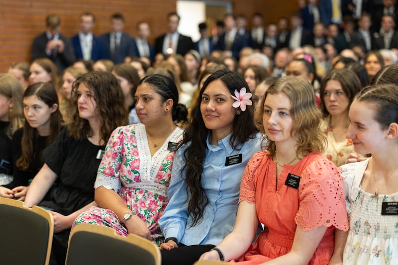 Des sœurs missionnaires de l'Église de Jésus-Christ des Saints des Derniers Jours attendent l'arrivée de frère Gérald Caussé, du Collège des douze apôtres, et de sa femme, Valérie, au centre de pieu de Paris, France, à Versailles, le vendredi 27 février 2026.