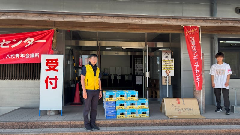 Des membres de l’Église apportent des fournitures de secours au centre de bénévoles de Yatsushiro après le séisme du 28 juillet 2026 à Kumamoto (Japon).