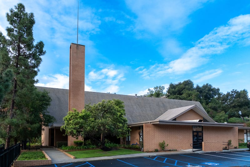 Une église des saints des derniers jours à Pacific Palisades, en Californie, photographiée le jour de sa nouvelle consécration. L’église a été rénovée, puis de nouveau consacrée le dimanche 12 avril 2026, à la suite des feux de forêt de janvier 2025 en Californie.