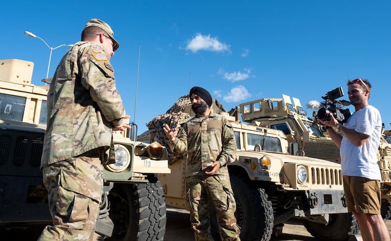 Le lieutenant-colonel de l'armée américaine Simratpal "Simmer" Singh s'entretient avec un autre soldat lors du tournage d'un épisode de "Voices for Faith".