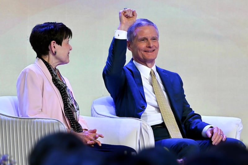 Frere David A. Bednar, du College des douze apotres, salue une participante tandis que soeur Susan Bednar observe, avant de prononcer le discours de cloture de la conference des femmes de BYU au Marriott Center a Provo, Utah, le vendredi 1er mai 2026.