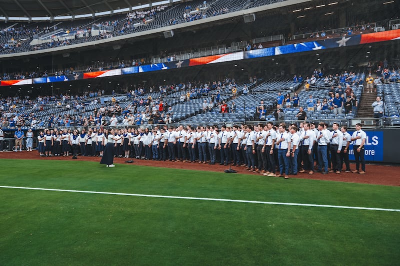 150 missionnaires de la mission du Missouri, Independence, chantent l'hymne national des Etats-Unis au stade Kauffman a Kansas City, au Missouri, le jeudi 9 avril 2026.