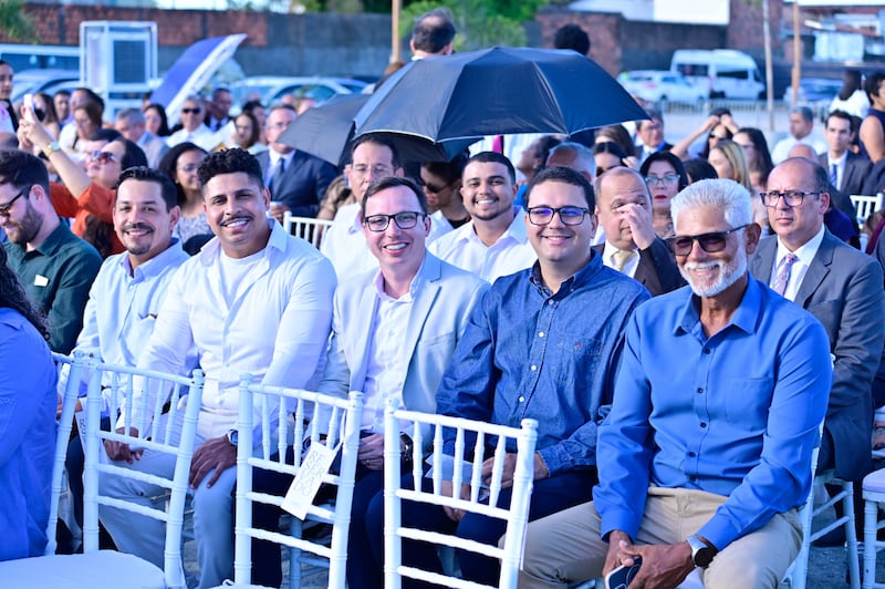 Un groupe d’invités sourit pendant la cérémonie d’ouverture du chantier du temple de Maceió (Brésil), à Maceió (Brésil).