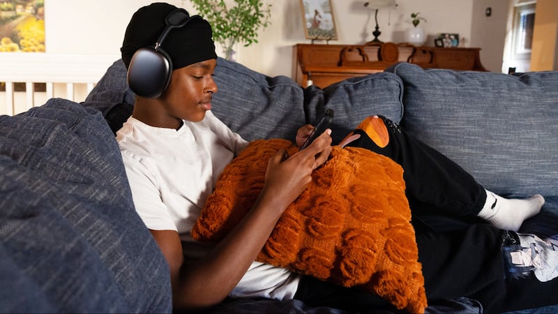 Un homme écoute de la musique tout en utilisant les nouvelles fonctionnalités musicales de la Médiathèque de l'Évangile.
