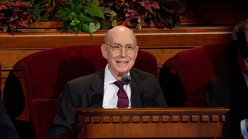 Henry B. Eyring, du Collège des douze apôtres, prend la parole lors de la session du dimanche matin de la 195e conférence générale semi-annuelle de l'Église de Jésus-Christ des Saints des Derniers Jours au Conference Center à Salt Lake City, le 5 octobre 2025.