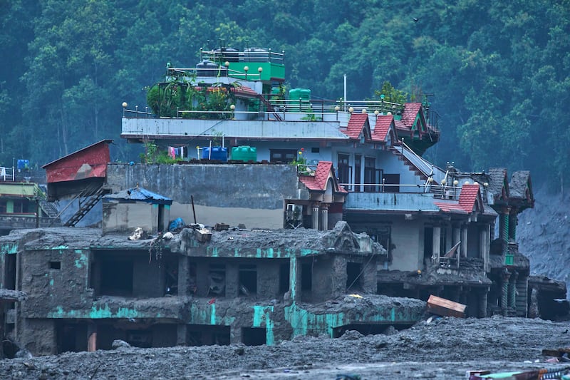 Des dégâts sont visibles à la suite d’inondations soudaines à Devighat, dans le district de Nuwakot, au Népal, jeudi 27 août 2026.