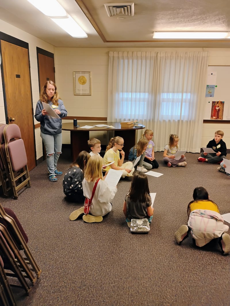 Des enfants d'âge vaillant du pieu d'Orem (Utah) étudient leur saynète sur un récit de l'Ancien Testament lors d'une activité de la Primaire à Orem (Utah), le 14 mars 2026.