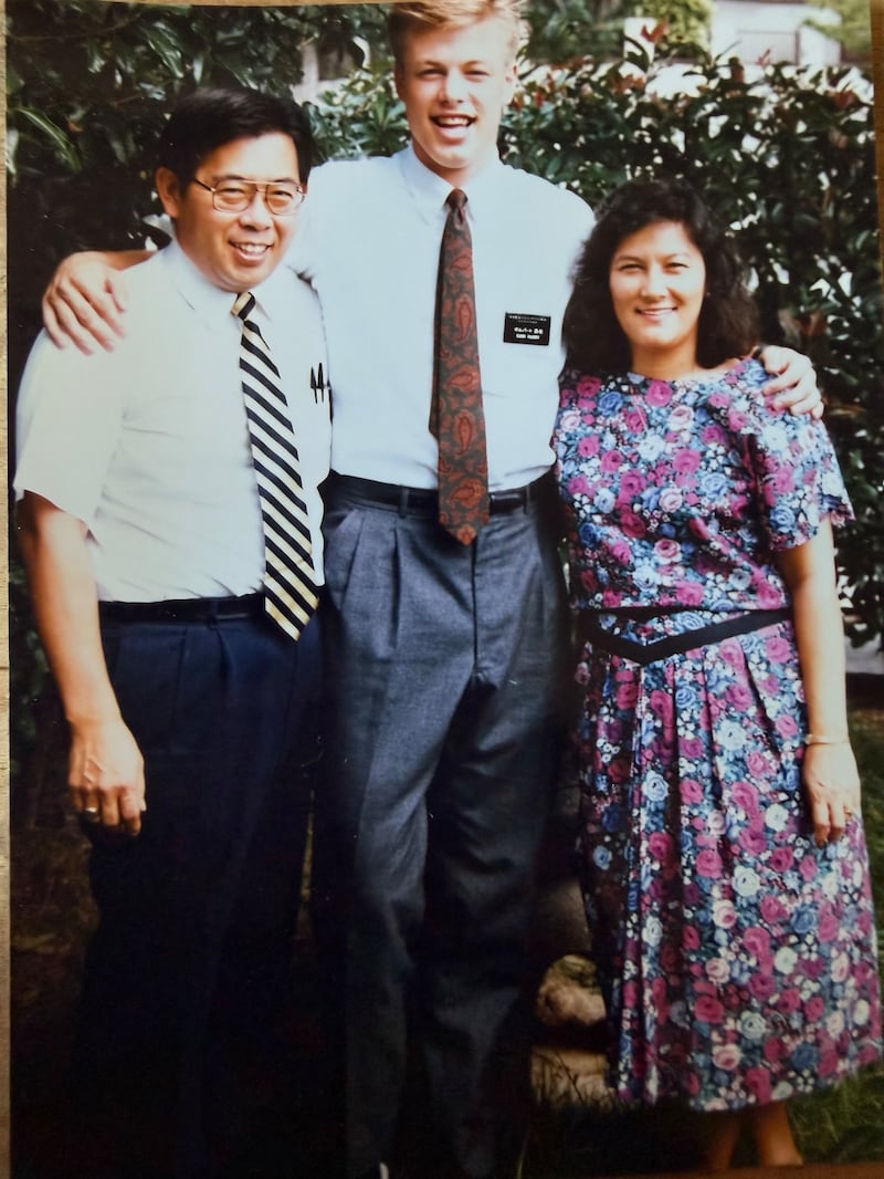 Frère Clark G. Gilbert est photographié en tant que jeune adulte avec ses dirigeants de mission, Doug et Michi Matsumori. Frère Gilbert a servi dans la mission de Kobé au Japon de 1989 à 1991.