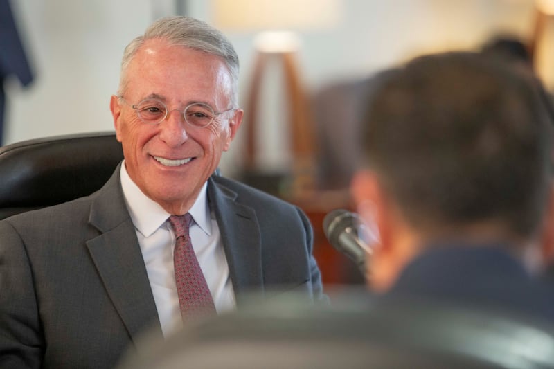 Frère Ulisses Soares, du Collège des douze apôtres, s'entretient avec des membres du Sénat du Mexique à Mexico (Mexique), le vendredi 28 août 2026.