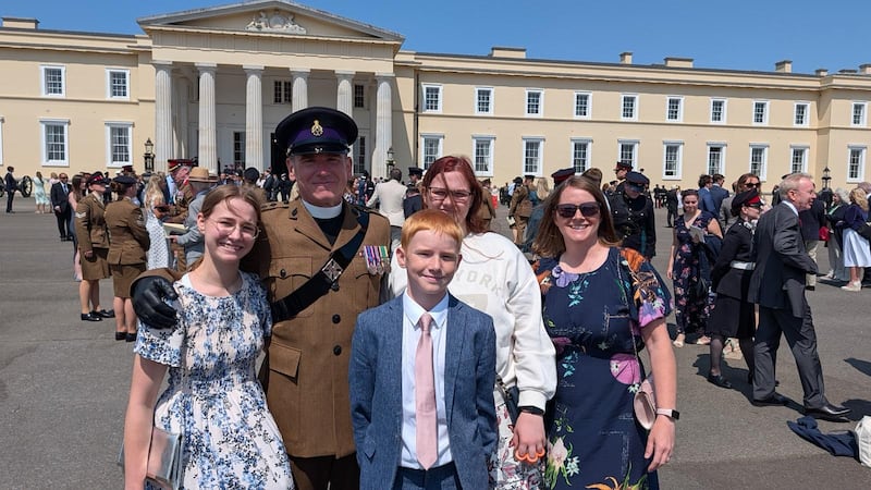 L'aumônier capitaine Jonathan Bleakley, en uniforme, est devenu l'un des deux premiers aumôniers saints des derniers jours dans l'armée britannique après avoir terminé sa formation à l'Académie royale militaire de Sandhurst, dans le Berkshire, en Angleterre, le 18 juillet 2026. Il est photographié avec des membres de sa famille, de gauche à droite : Grace Bleakley, Benjamin Bleakley, Eve Bleakley et sa femme, Jennie Bleakley.
