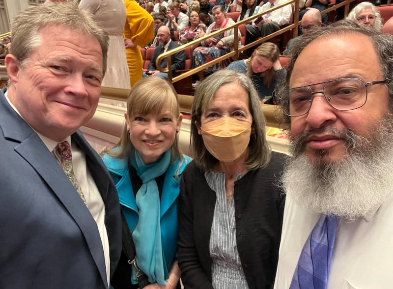 Tom Brett, Andrea Brett, Jan Pinborough et Demetrius O'Neal prennent un selfie au Centre de conférence à Salt Lake City, le 6 avril 2025.