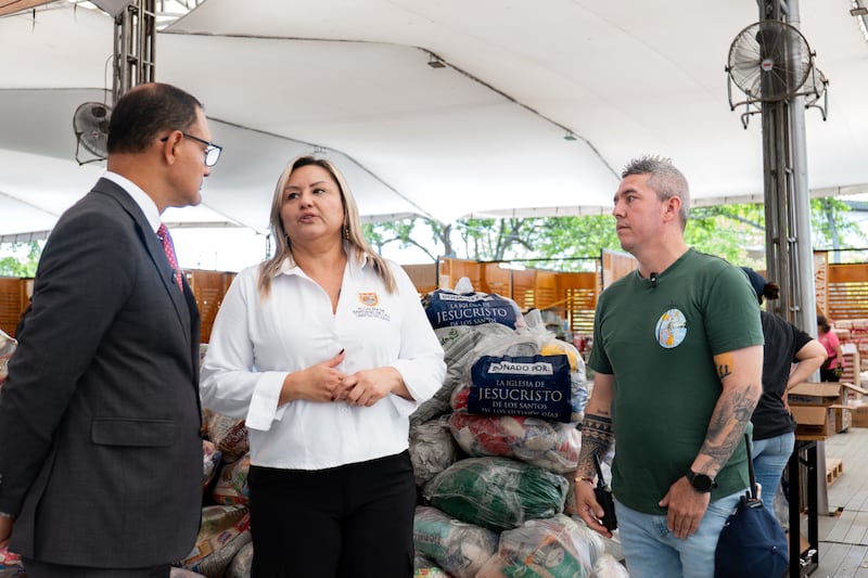 Frère Harold Truque, Soixante-dix d'interrégion de Cali (Colombie), à gauche, discute avec Natalia Lasso, conseillère auprès de la mairie de Cali, au centre, dans un principal centre de collecte visant à distribuer 1 000 kits alimentaires dans différentes zones touchées par un tremblement de terre à Cali (Colombie), en août 2026.