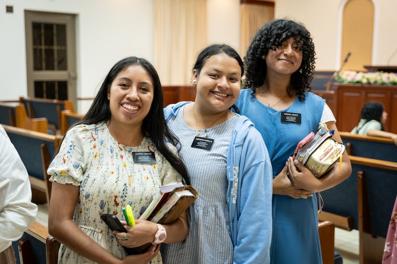 Ces sœurs missionnaires faisaient partie des plus de 300 personnes qui se sont rassemblées pour une réunion spirituelle avec frère Ronald A. Rasband, du Collège des douze apôtres, à Managua, au Nicaragua, le vendredi 16, 2026.