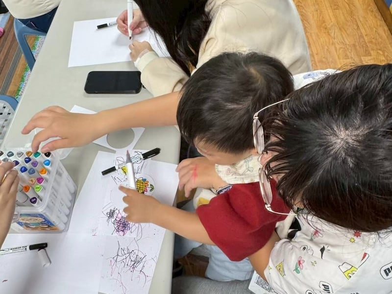 Des jeunes adultes saints des derniers jours sont au service d’enfants dans un hôpital pour enfants à Changhua, Taïwan. Les jeunes adultes se rendent à l’hôpital deux fois par mois pour proposer de la musicothérapie et de l’art-thérapie.