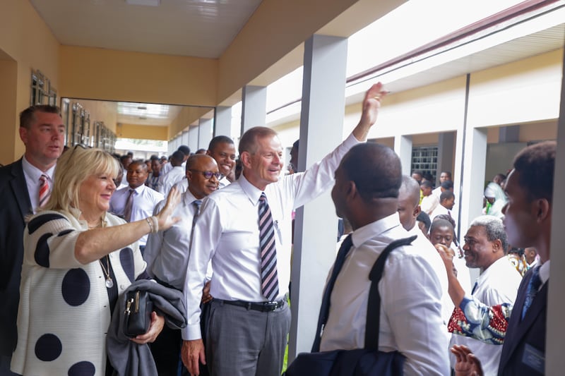 Frère Gary E. Stevenson, du Collège des douze apôtres, au centre, et sa femme, sœur Lesa Stevenson, à gauche, saluent des membres de l’Église de Jésus-Christ des Saints des Derniers Jours dans l’interrégion d’Afrique de l’Ouest en août 2025.