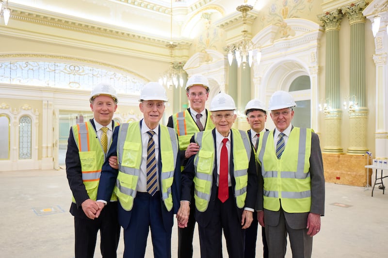Des membres de la Premiere Presidence et de l'Episcopat president de l'Eglise de Jesus-Christ des Saints des Derniers Jours visitent la salle celestielle du temple de Salt Lake.