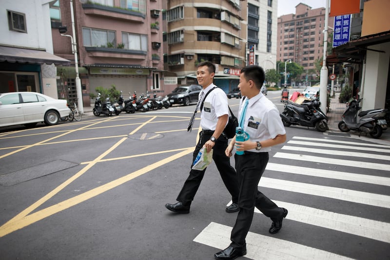 Deux missionnaires à plein temps traversent la rue à Taïwan en 2025.