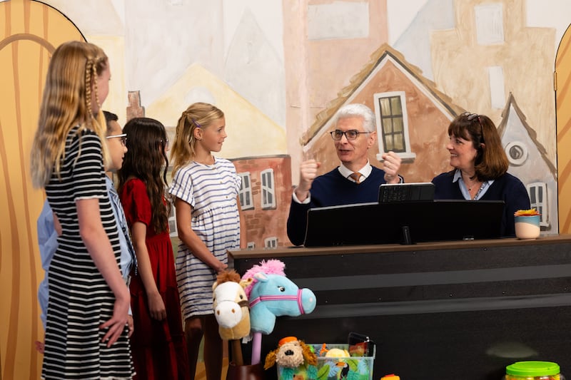 frère Gérald Caussé, du Collège des douze apôtres, et son épouse, sœur Valérie Caussé, se préparent à chanter avec un groupe d'enfants lors de la diffusion Ami à ami de septembre 2026.