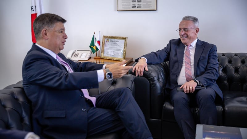 Frère Ulisses Soares, du Collège des douze apôtres, à droite, s'entretient avec le sénateur Carlos Viana, qui représente l'État brésilien de Minas Gerais, à Brasilia, au Brésil, le jeudi 26 février 2026.