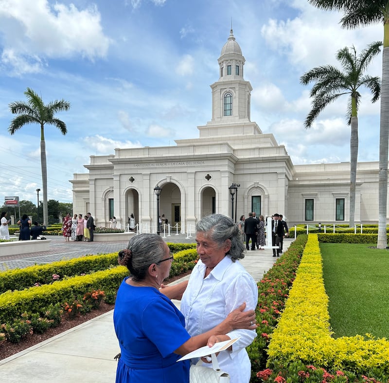 Betty Antonia Castro Torres, à droite, et María Rodríguez Salinas, à gauche, se prennent chaleureusement dans les bras à l'extérieur du temple de Managua (Nicaragua) après la consécration à Managua (Nicaragua), le dimanche 18 octobre 2026.