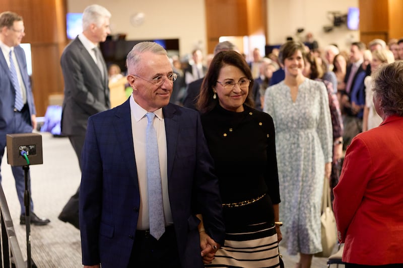 Frère Ulisses Soares et sœur Rosana Soares marchent ensemble lors du séminaire 2026 pour les nouveaux présidents de mission au centre de formation des missionnaires de Provo à Provo, Utah, le jeudi 18 juin 2026.