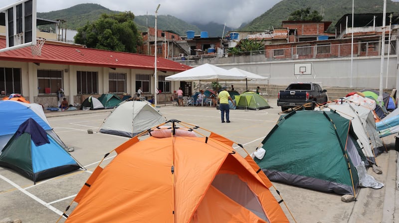 Des tentes sont installées à l'extérieur d'une église de l'Église de Jésus-Christ des Saints des Derniers Jours à La Guaira, au Venezuela, après que deux tremblements de terre ont frappé le pays le 24 juin 2026.