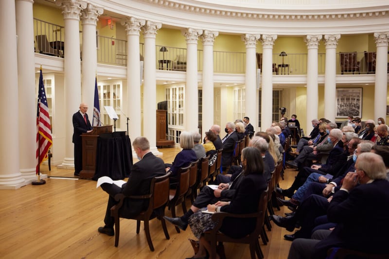 Le président Dallin H. Oaks de la Première Présidence prononce la conférence Joseph Smith 2021 dans la salle du Dôme de la Rotonde à l'Université de Virginie le vendredi 12 novembre 2021.