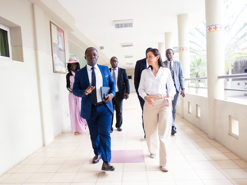 Frère Mathias N. Niambe marche avec Ombretta Passoti à l'hôpital catholique St. Giuseppe Moscati à Yamoussoukro, en Côte d'Ivoire, le 11 mars 2026.