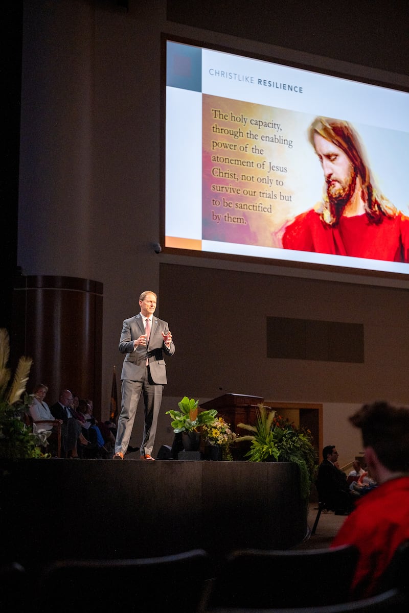 Elder Mark A. Bragg parle avec une image du Christ sur l'écran à BYU-Idaho mardi 2 juin 2026.