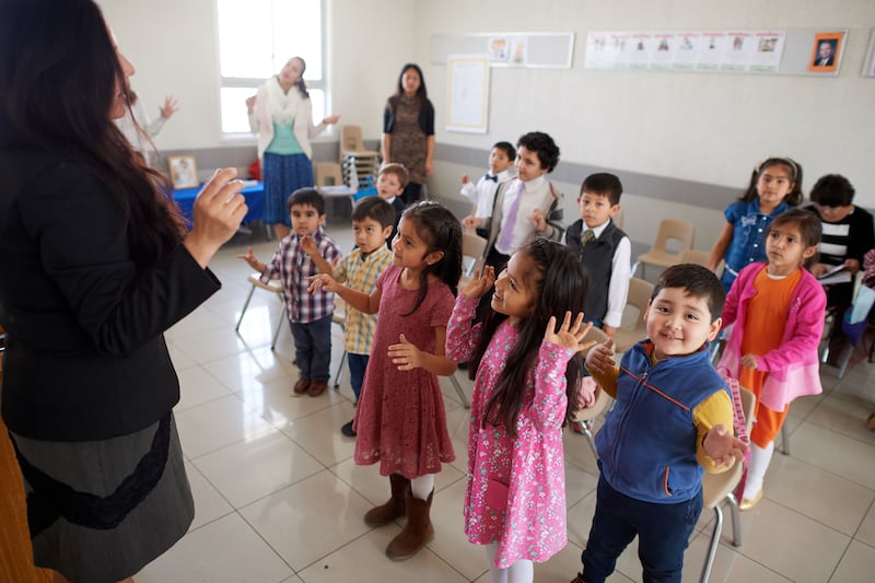 Des enfants de la Primaire participent au moment de chant au Chili.
