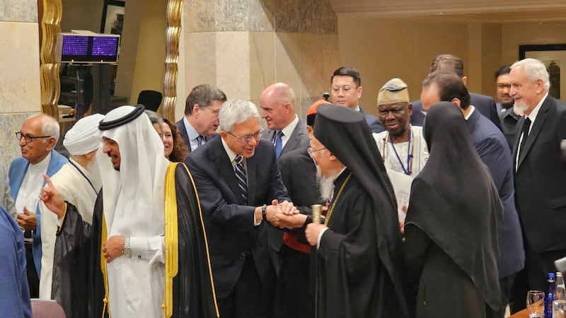 Frère Gerrit W. Gong serre la main du patriarche œcuménique de Constantinople, après une session du Conseil mondial des religions pour la paix à Istanbul, en Turquie, mardi 29 juillet 2025.