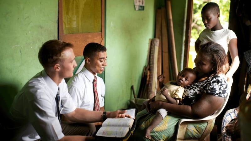Des missionnaires de l'Église de Jésus-Christ des Saints des Derniers Jours enseignent une famille au Ghana en 2026.