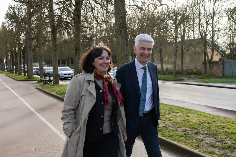 Elder Gerald Causse, du College des douze apotres, et son epouse, soeur Valerie Causse, se promenent a Versailles, en France, le lundi 23 fevrier 2026.