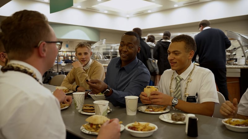 Des missionnaires discutent avec l'animateur vidéo Danor Gerald tout en mangeant à la cafétéria du centre de formation des missionnaires de Provo.