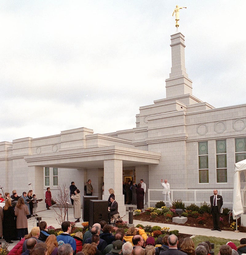 Le président Gordon B. Hinckley salue de la main devant le temple d'Halifax (Nouvelle-Écosse) le 14 novembre 1999.