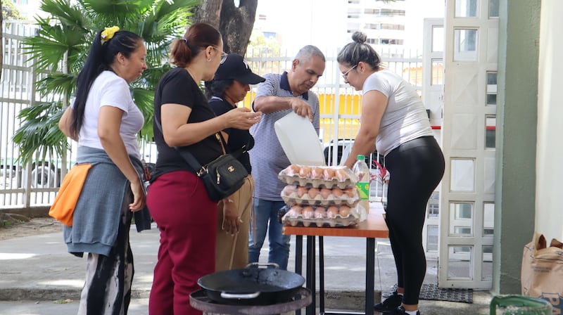 Des bénévoles et des missionnaires de l'Église de Jésus-Christ des Saints des Derniers Jours préparent des articles pour les personnes touchées par deux tremblements de terre au Venezuela le samedi 27 juin 2026.