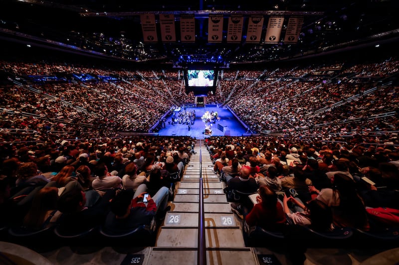 Des étudiants de BYU remplissent le Marriott Center à Provo (Utah) pour une réunion spirituelle avec le président de l'Église, Dallin H. Oaks, le mardi 10 février 2026.